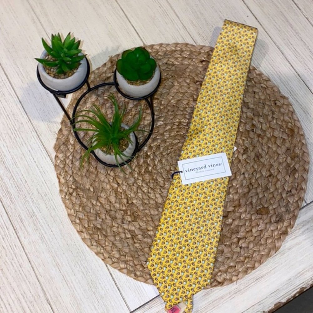 Vineyard Vines NWOT beeswax tie yellow color